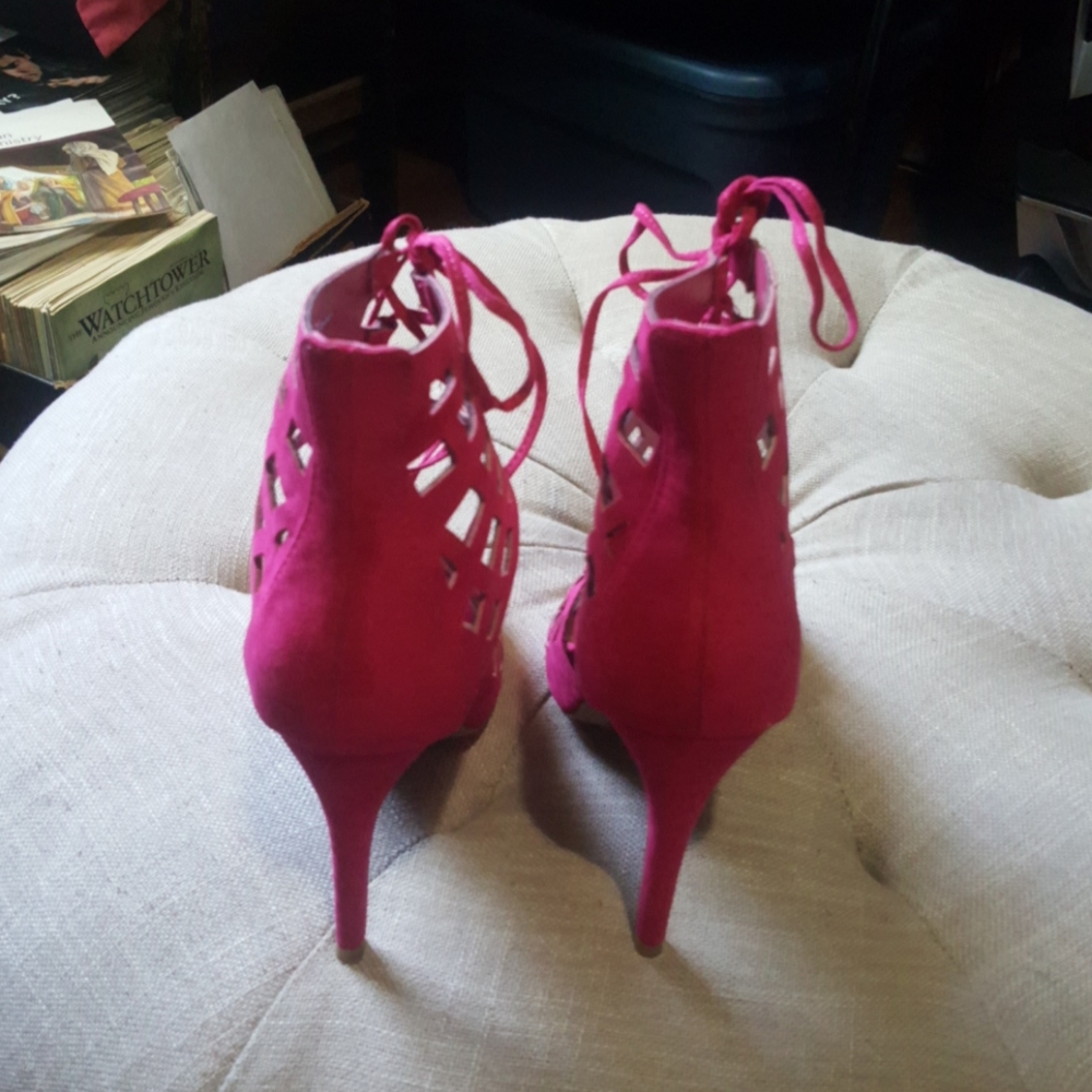 Shoe - Picture 3 of 4